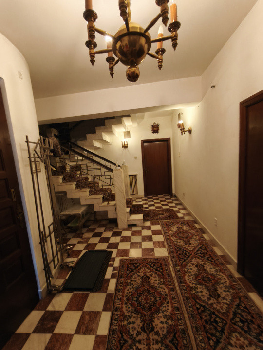 De închiriat: casă spațioasă cu terasă și garaj – Domenii