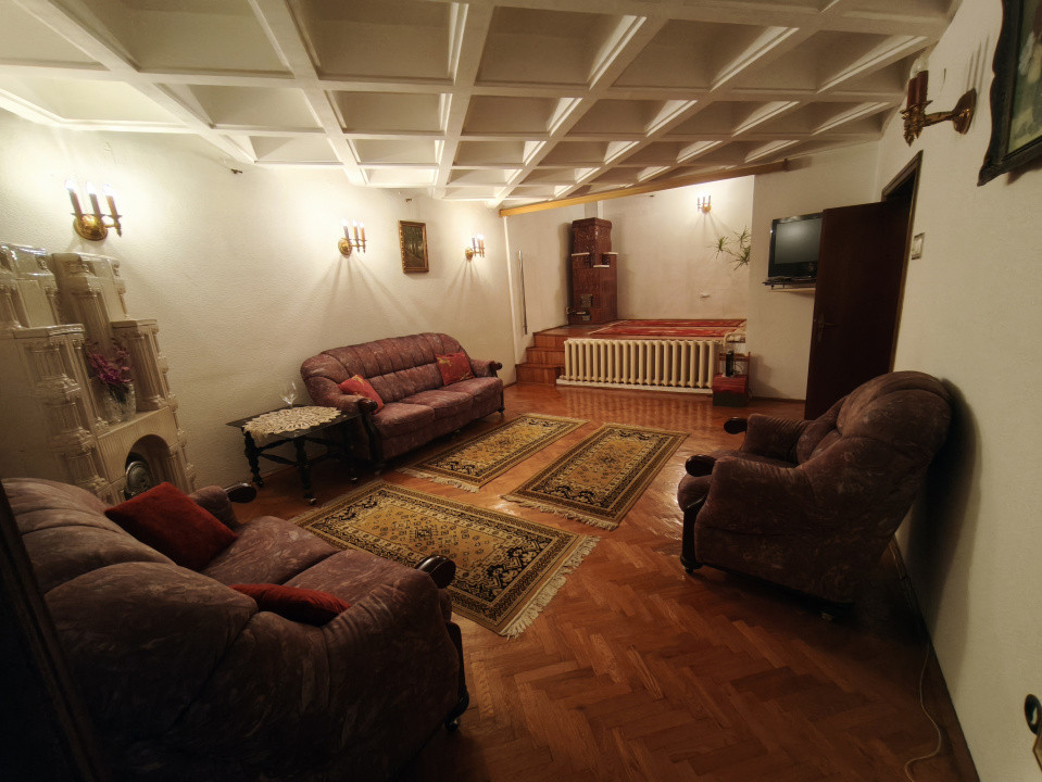 De închiriat: casă spațioasă cu terasă și garaj – Domenii