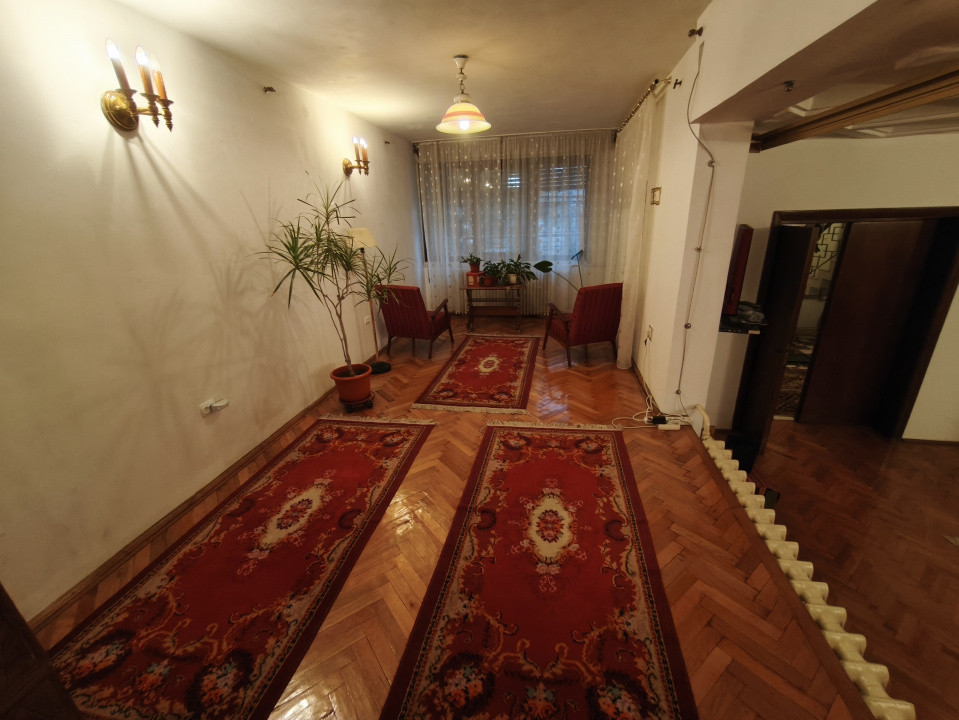 De închiriat: casă spațioasă cu terasă și garaj – Domenii