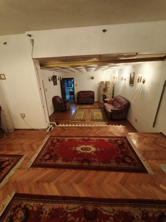 De închiriat: casă spațioasă cu terasă și garaj – Domenii