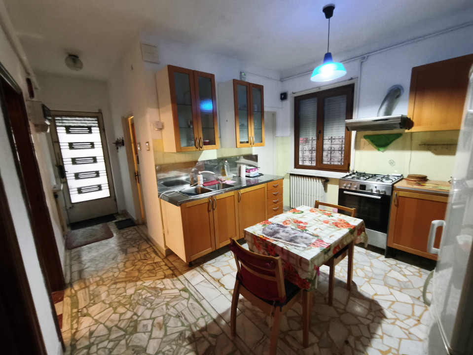 De închiriat: casă spațioasă cu terasă și garaj – Domenii