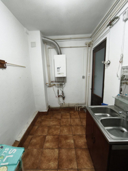 De închiriat: casă spațioasă cu terasă și garaj – Domenii