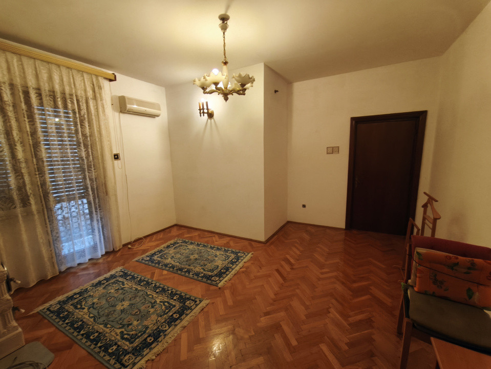 De închiriat: casă spațioasă cu terasă și garaj – Domenii