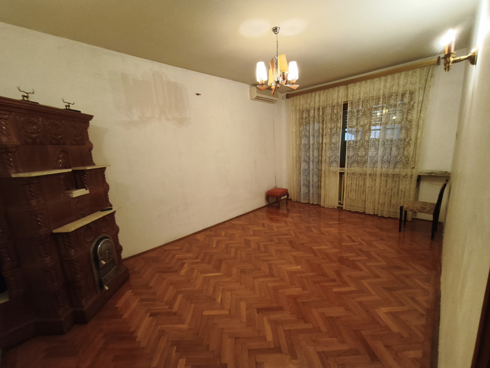 De închiriat: casă spațioasă cu terasă și garaj – Domenii