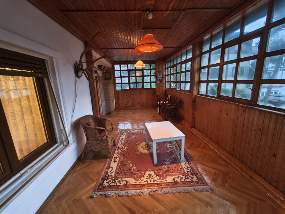 De închiriat: casă spațioasă cu terasă și garaj – Domenii