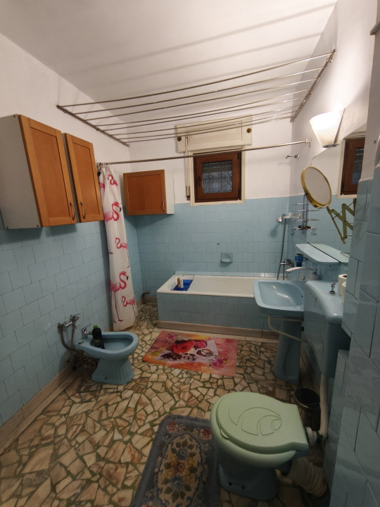 De închiriat: casă spațioasă cu terasă și garaj – Domenii