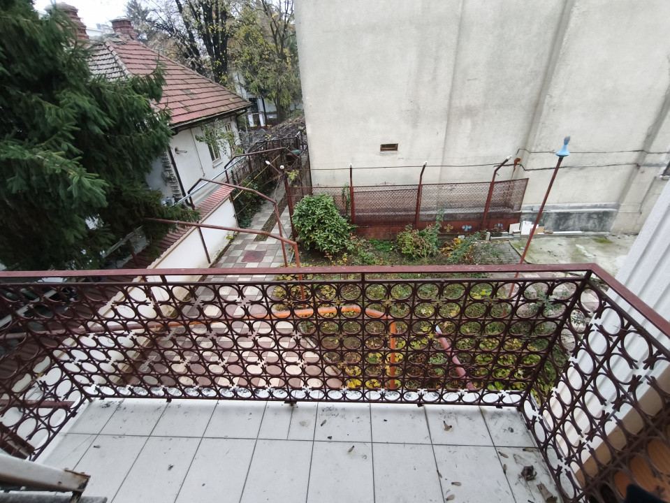 De închiriat: casă spațioasă cu terasă și garaj – Domenii