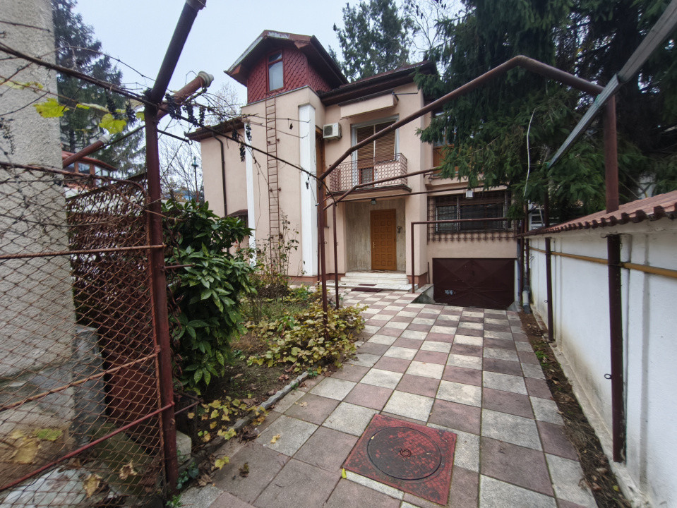 De închiriat: casă spațioasă cu terasă și garaj – Domenii