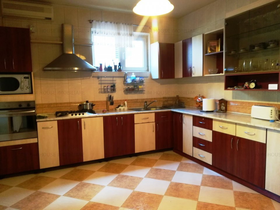Bucurestii Noi-Bd. Gloriei-Damaroaia Casa cu teren pe colt de vanzare/inchiriere
