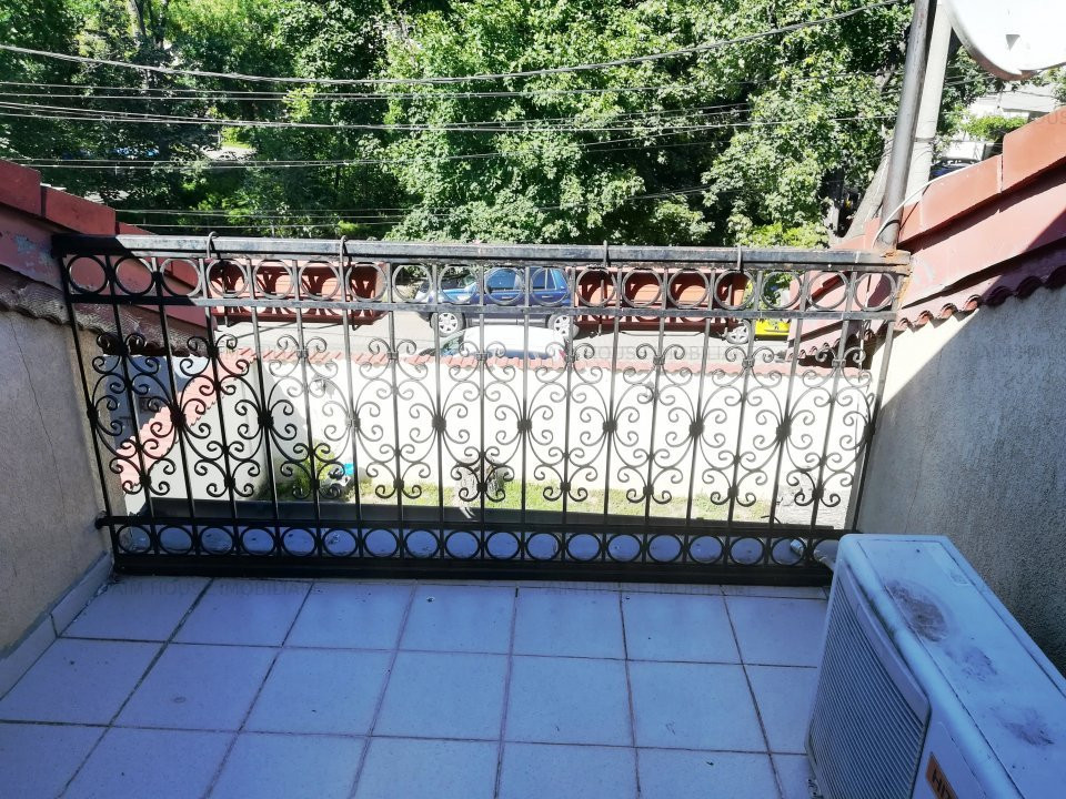 Bucurestii Noi-Bd. Gloriei-Damaroaia Casa cu teren pe colt de vanzare/inchiriere