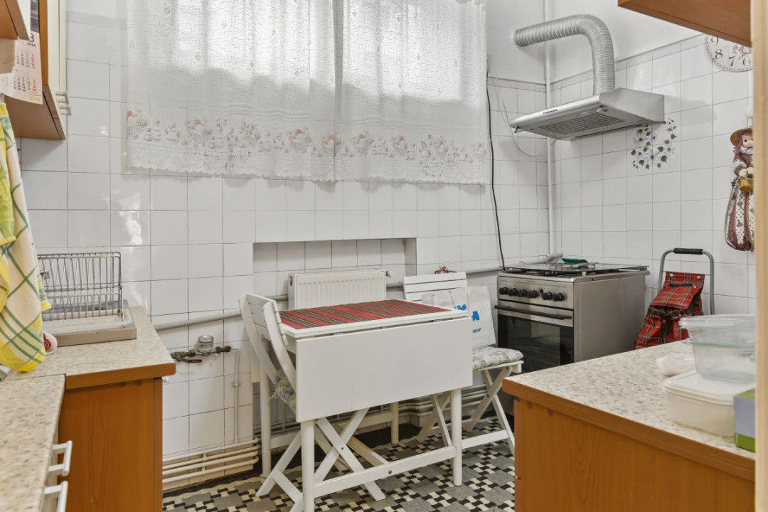 Apartament 4 camere, 117 mp,etaj 1, ultracentral – P-ța Sfinții Voievozi, ASE